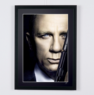 James Bond 007 - Daniel Craig, portrait rapproché à l'arme — photographie de cinéma encadrée, tirage Fine Art