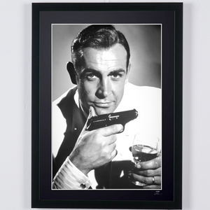  James Bond 007: Dr. No (1962) - Sean Connery as James Bond 007 & Walter PP - Wooden Framed 70X50 cm -2 - Original Certificate (COA), Hologram Logo Editor and QR Code - Cadre Photo- Starck Gallery