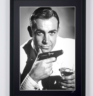  James Bond 007: Dr. No (1962) - Sean Connery as James Bond 007 & Walter PP - Wooden Framed 70X50 cm -2 - Original Certificate (COA), Hologram Logo Editor and QR Code - Cadre Photo- Starck Gallery