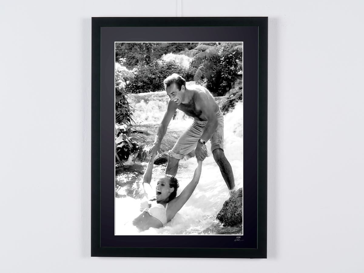 Photographie d’art de Ursula Andress dans James Bond 007 contre Dr No, encadrée à la main — édition limitée de 30 exemplaires numérotés.
