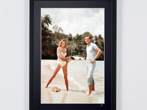  James Bond 007: Dr. No, Sean Connery & Ursula op het strand 1962 - Fotolijst - Starck Gallery