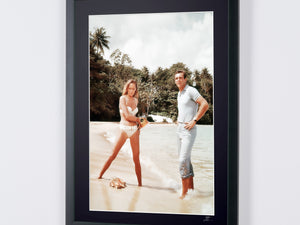  James Bond 007: Dr. No, Sean Connery & Ursula op het strand 1962 - Fotolijst - Starck Gallery