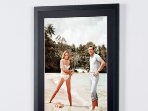 James Bond 007: Dr. No, Sean Connery & Ursula op het strand 1962 - Fotolijst - Starck Gallery