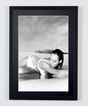  James Bond 007: Dr. No, Ursula Andress en una foto promocional de 1962 - Marco de foto - Starck Gallery