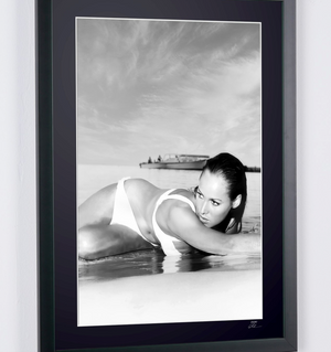  James Bond 007: Dr. No, Ursula Andress en una foto promocional de 1962 - Marco de foto - Starck Gallery