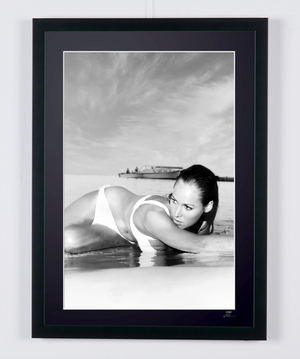  James Bond 007: Dr. No, Ursula Andress en una foto promocional de 1962 - Marco de foto - Starck Gallery