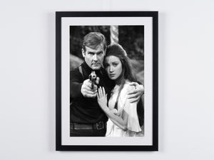  James Bond 007: Live And Let Die - Roger Moore (James Bond) & Jane Seymour (Solitaire) 