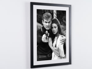  James Bond 007: Live And Let Die - Roger Moore (James Bond) & Jane Seymour (Solitaire) 