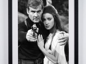  James Bond 007: Live And Let Die - Roger Moore (James Bond) & Jane Seymour (Solitaire) 