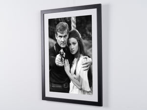  James Bond 007: Live And Let Die - Roger Moore (James Bond) & Jane Seymour (Solitaire) 
