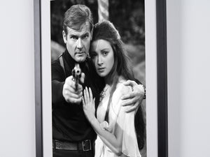  James Bond 007: Live And Let Die - Roger Moore (James Bond) & Jane Seymour (Solitaire) 