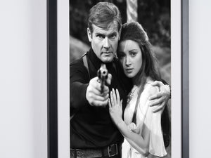  James Bond 007: Live And Let Die - Roger Moore (James Bond) & Jane Seymour (Solitaire) 