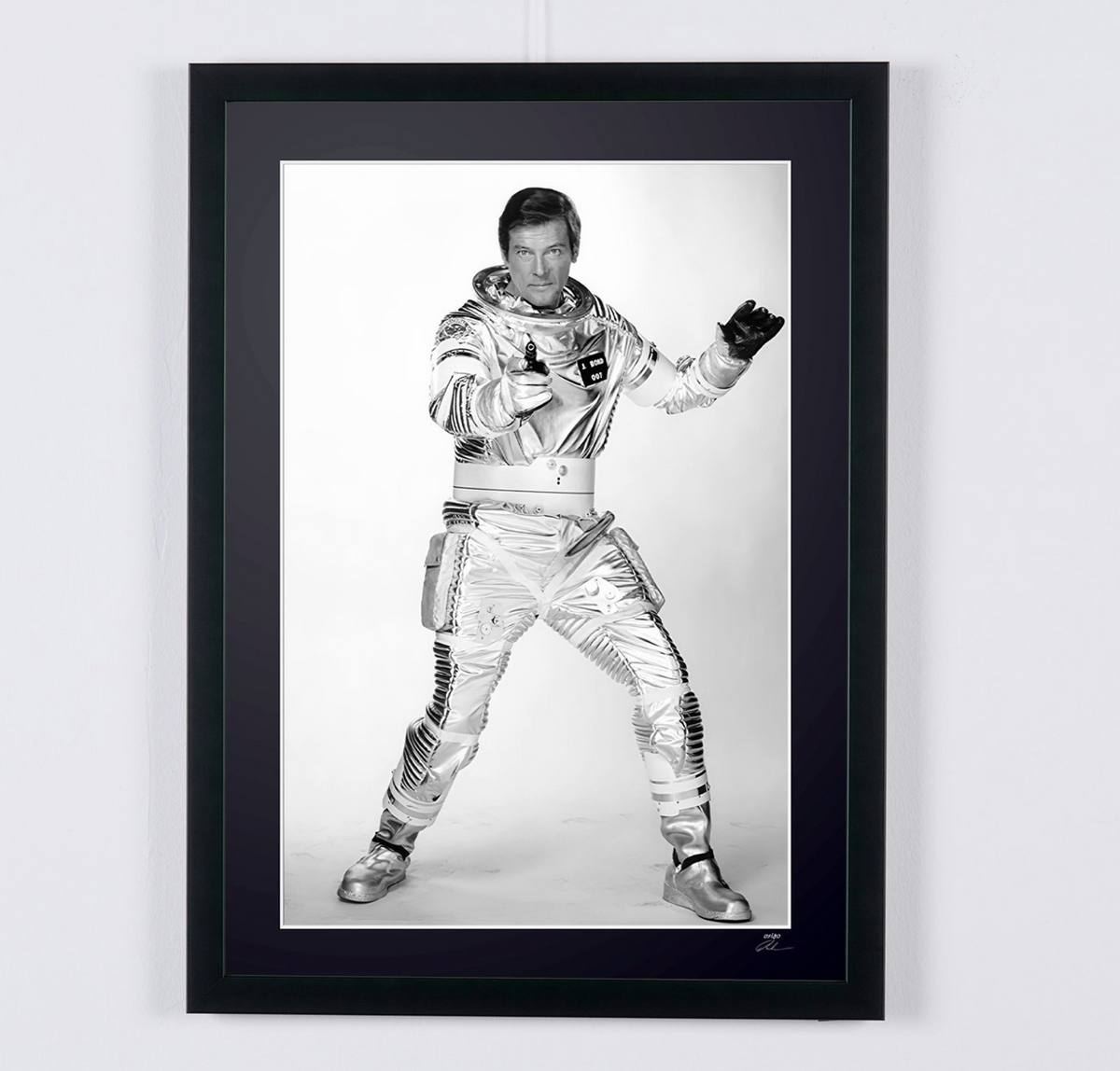 Photographie d’art de Roger Moore dans Moonraker, encadrée à la main — édition limitée de 30 exemplaires numérotés.