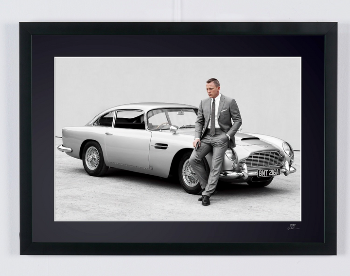 Skyfall — Daniel Craig adossé à l’Aston Martin DB5