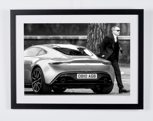 James Bond 007: Spectre (2015) - Daniel Craig longeant l'Aston Martin DB10 — photographie de cinéma encadrée, tirage Fine Art