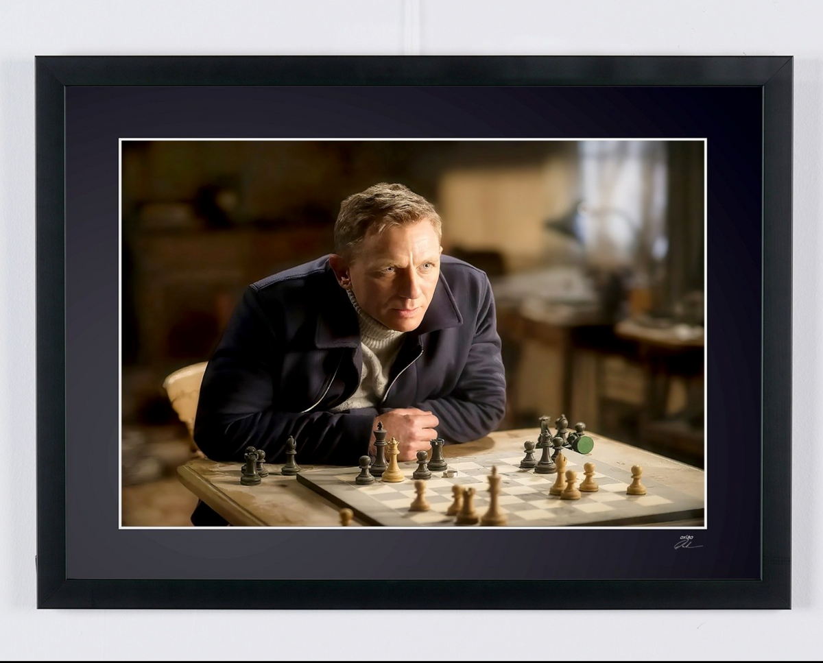 Fotografía de arte de Daniel Craig en Spectre, enmarcada a mano — edición limitada de 30 ejemplares numerados.