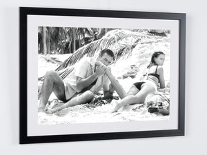  James Bond 007: Thunderball - Sean Connery and Claudine Auger on the beach 