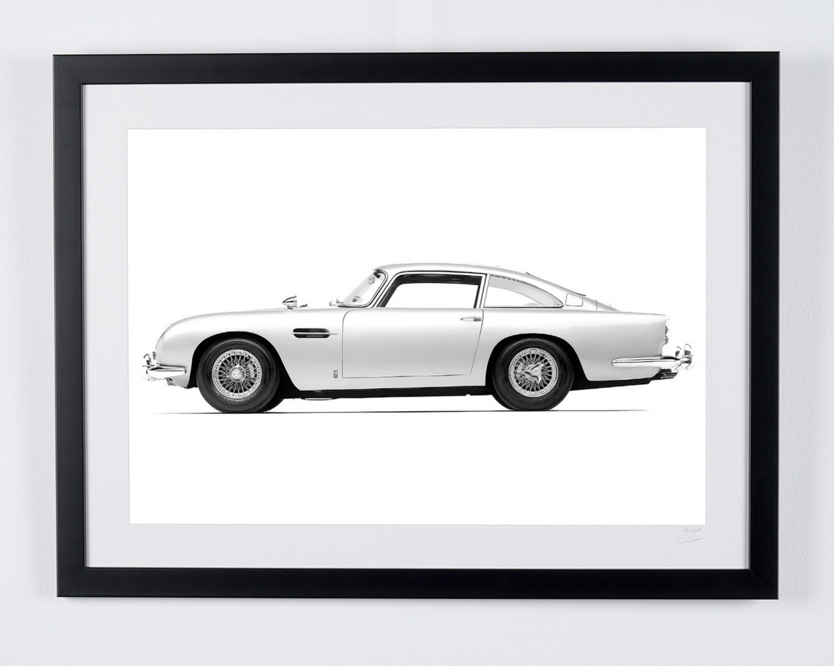 L’Aston Martin DB5 vue de profil — l’emblème de la saga