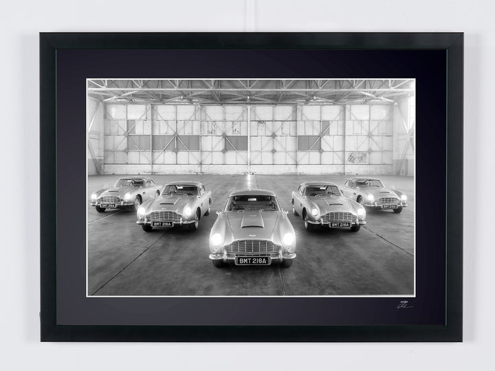 Aston Martin DB5 — cinco automóviles de James Bond