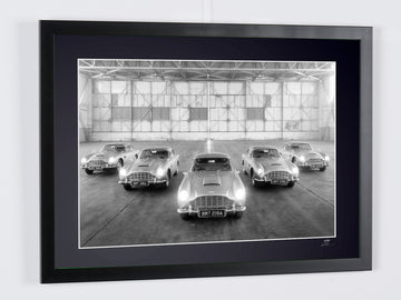 Cinq Aston Martin DB5 alignées dans un hangar (2)