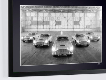 Cinq Aston Martin DB5 alignées dans un hangar (3)
