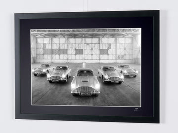 Cinq Aston Martin DB5 alignées dans un hangar (4)