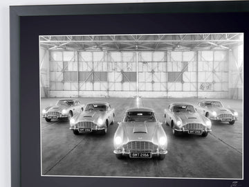 Cinq Aston Martin DB5 alignées dans un hangar (5)