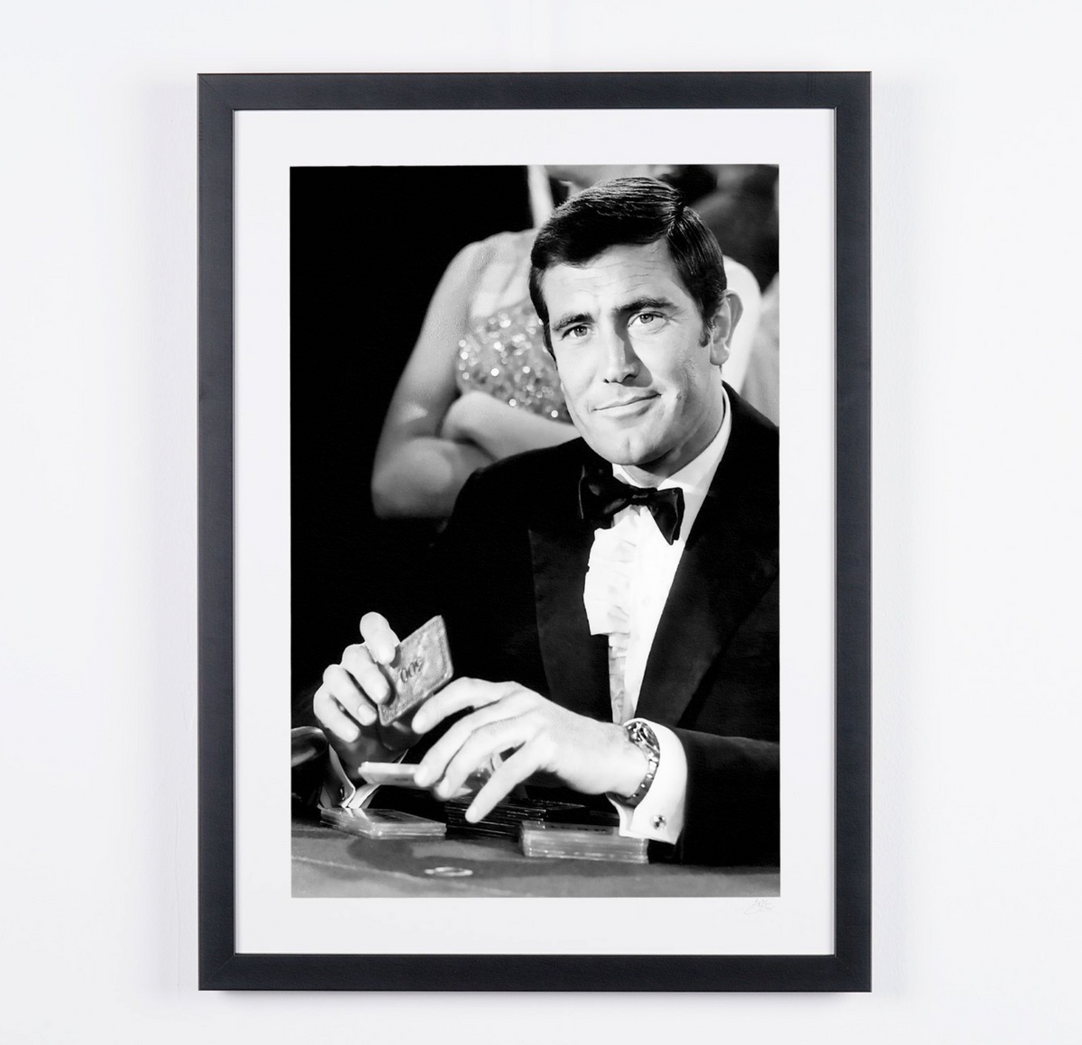 Photographie d’art de George Lazenby dans Au service secret de Sa Majesté, encadrée à la main — édition limitée de 30 exemplaires numérotés.