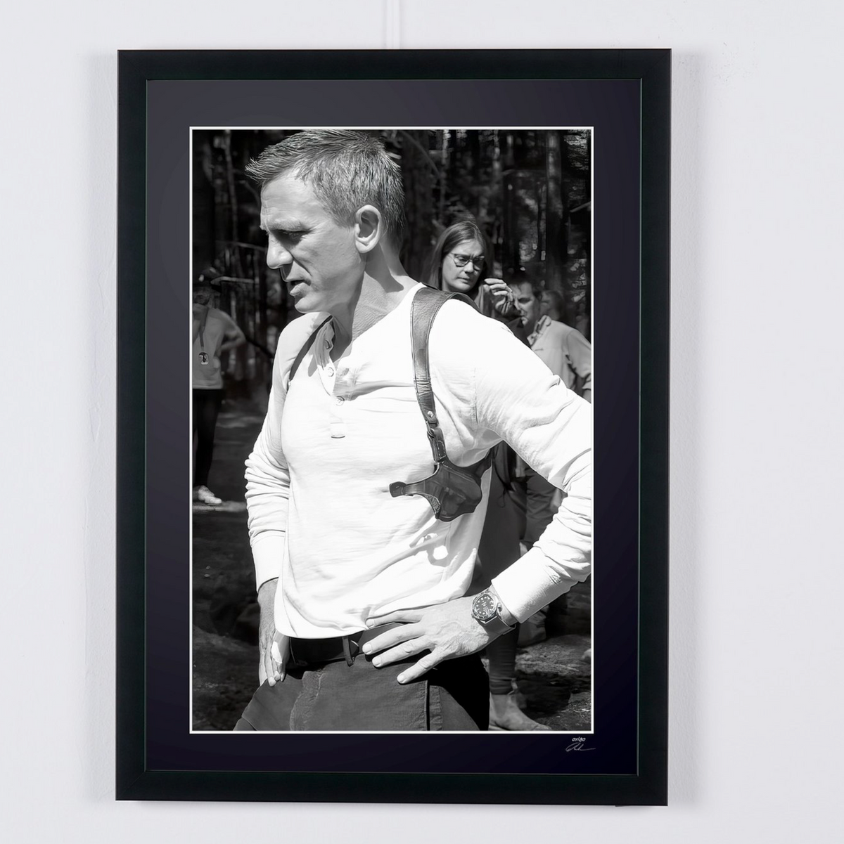 Photographie d’art de Daniel Craig dans Daniel Craig entre deux prises — le holster sur la chemise, encadrée à la main — édition limitée de 30 exemplaires numérotés.