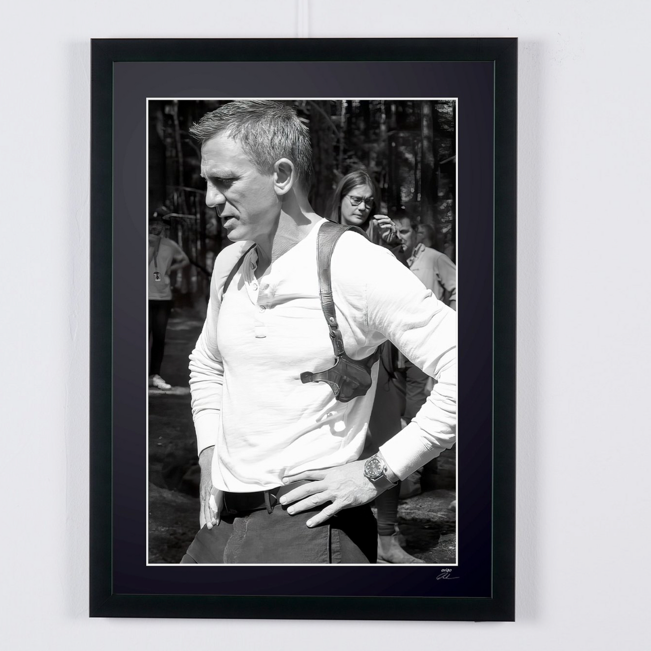 Photographie d’art de Daniel Craig dans James Bond - Daniel Craig as James Bond 007 - Behind The Scene, encadrée à la main — édition limitée de 30 exemplaires numérotés.