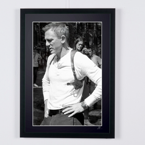 James Bond - Daniel Craig as James Bond 007 - Behind The Scene — photographie de cinéma encadrée, tirage Fine Art