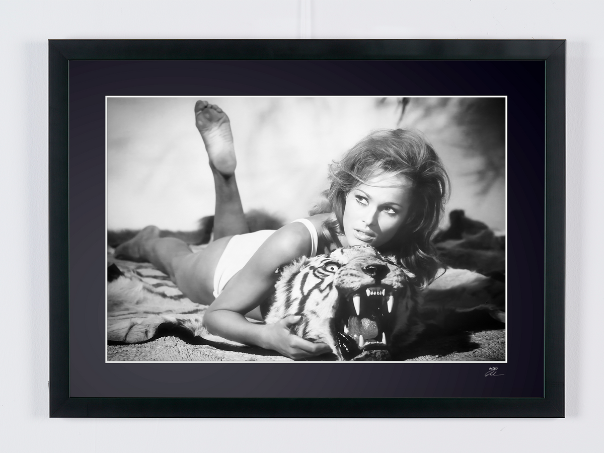 Photographie d’art de Ursula Andress dans James Bond 007 contre Dr No, encadrée à la main — édition limitée de 30 exemplaires numérotés.