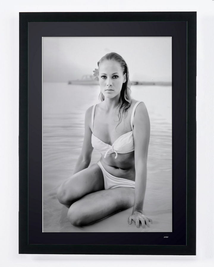 Ursula Andress — agenouillée dans l’eau, en Jamaïque