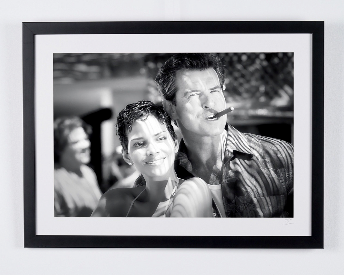 Fotografía de arte de Pierce Brosnan en Meurs un autre jour, enmarcada a mano — edición limitada de 30 ejemplares numerados.