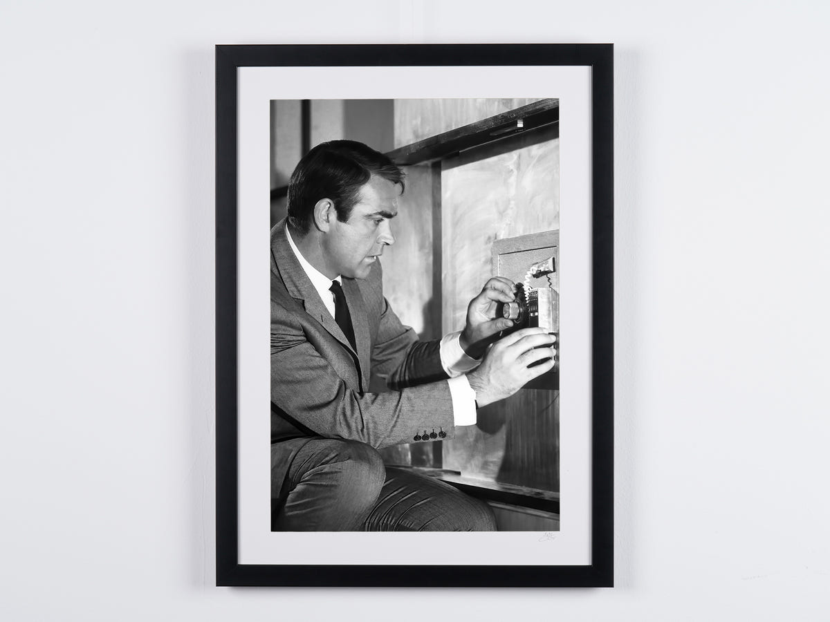 Photographie d’art de Sean Connery dans On ne vit que deux fois, encadrée à la main — édition limitée de 30 exemplaires numérotés.