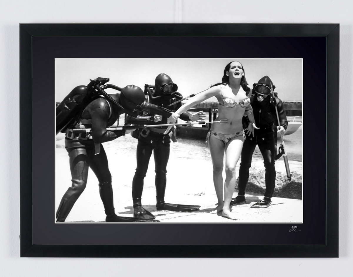 Photographie d’art de Martine Beswick dans Opération Tonnerre, encadrée à la main — édition limitée de 30 exemplaires numérotés.