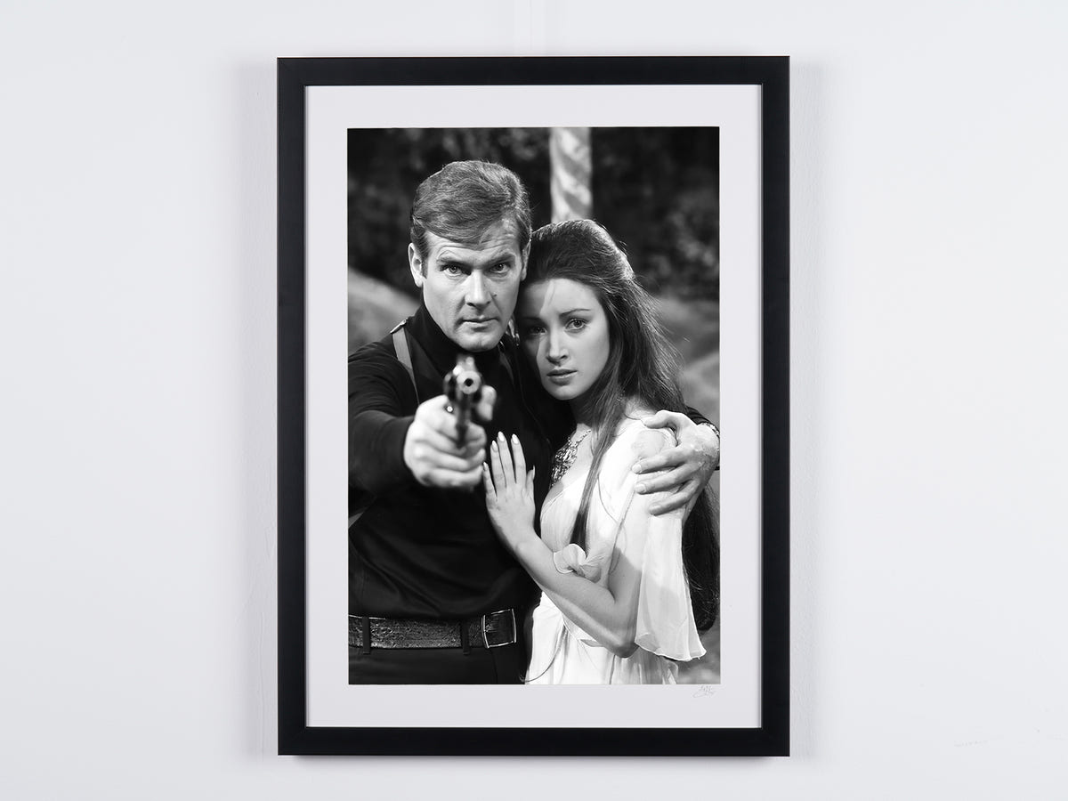 Kunstfoto van Roger Moore in Vivre et laisser mourir, met de hand ingelijst — gelimiteerde oplage van 30 genummerde exemplaren.