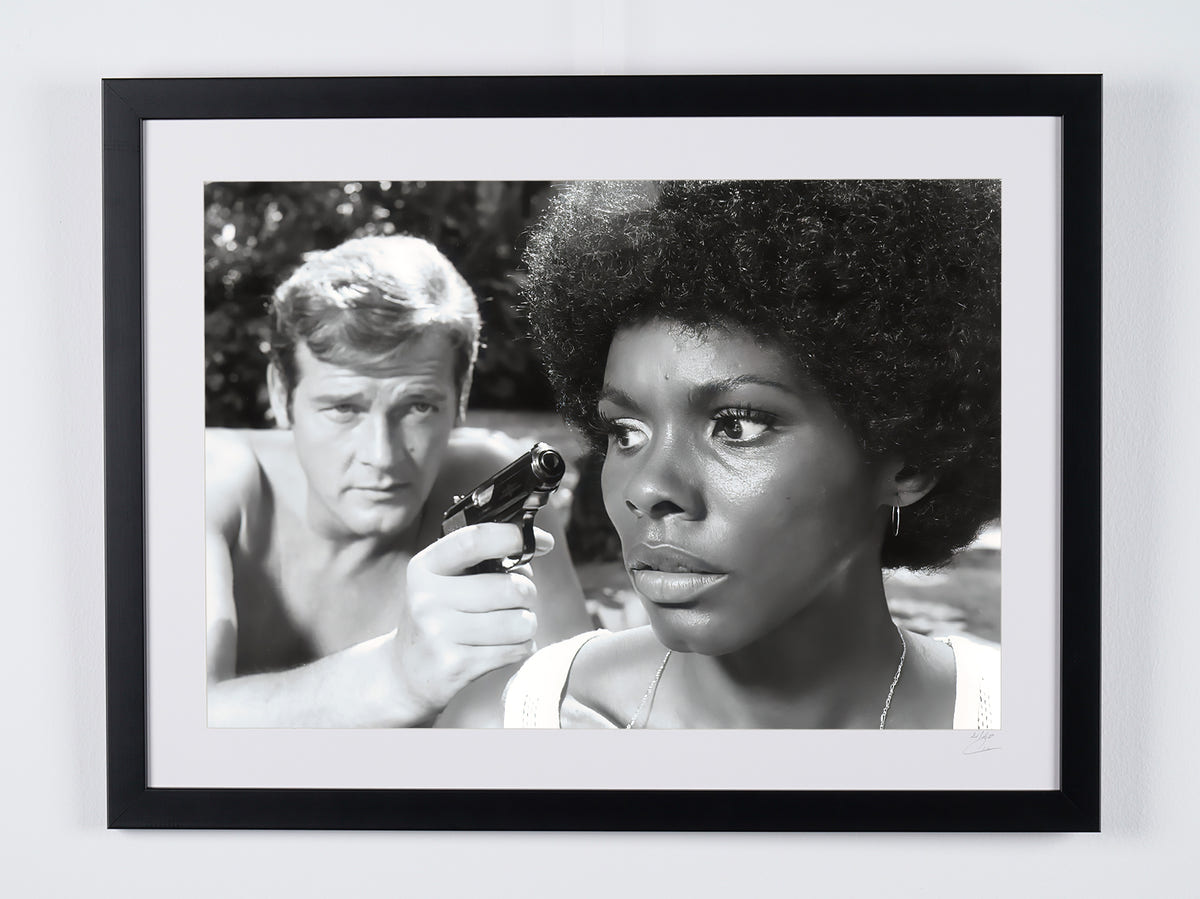 Photographie d’art de Roger Moore dans Vivre et laisser mourir, encadrée à la main — édition limitée de 30 exemplaires numérotés.