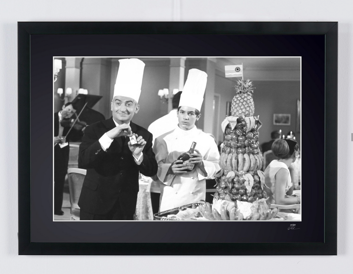 Kunstfoto van Louis de Funès in Le Grand Restaurant, met de hand ingelijst — gelimiteerde oplage van 30 genummerde exemplaren.