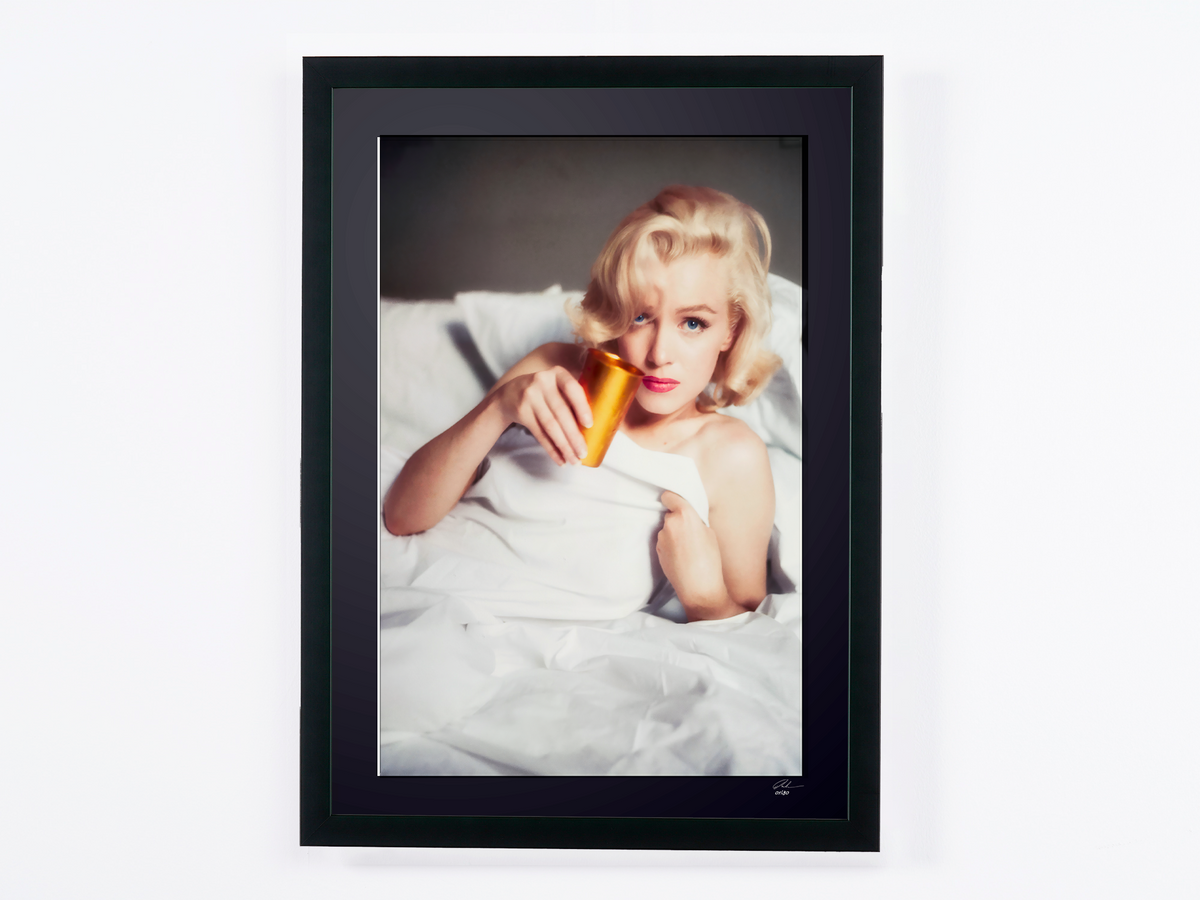 Photographie d’art de Marilyn Monroe dans Marilyn Monroe — portrait de 1955, encadrée à la main — édition limitée de 30 exemplaires numérotés.