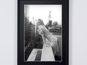Marilyn Monroe - On the Roof NY 1955 - Photographie, Luxury Wooden Framed 70X50 cm -2 - - Original Certificate (COA), Hologram Logo Editor and QR Code