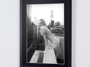 Marilyn Monroe - On the Roof NY 1955 - Photographie, Luxury Wooden Framed 70X50 cm -2 - - Original Certificate (COA), Hologram Logo Editor and QR Code