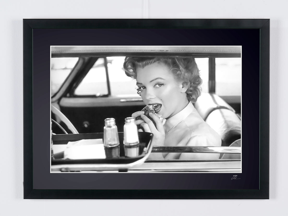 Kunstfoto van Marilyn Monroe in Marilyn Monroe — drive-in, 1952, met de hand ingelijst — gelimiteerde oplage van 30 genummerde exemplaren.