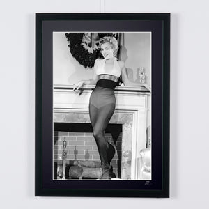  Marilyn Monroe Celebrates Christmas (1950s) - Photo Frame - Starck Gallery