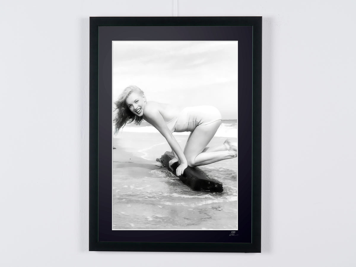 Photographie d’art de Marilyn Monroe dans Marilyn Monroe — portrait vers 1945, encadrée à la main — édition limitée de 30 exemplaires numérotés.