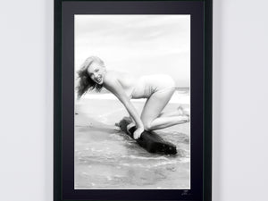  Marilyn Monroe, circa 1945 - Photo Frame - Starck Gallery
