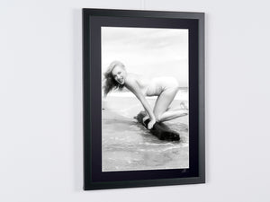  Marilyn Monroe, circa 1945 - Photo Frame - Starck Gallery