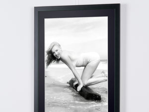  Marilyn Monroe, circa 1945 - Photo Frame - Starck Gallery