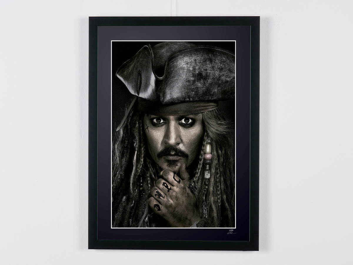 Photographie d’art de Johnny Depp dans Pirates des Caraïbes : La Malédiction du Black Pearl, encadrée à la main — édition limitée de 30 exemplaires numérotés.