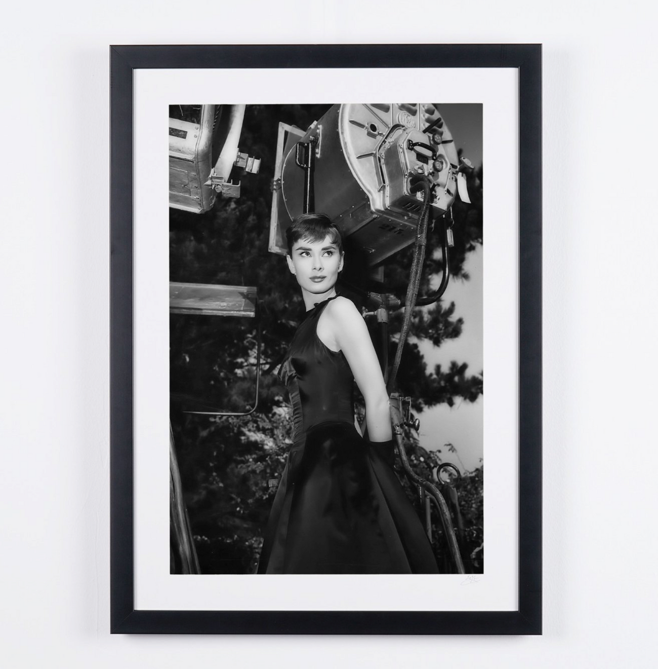 Photographie d'art de Audrey Hepburn dans Sabrina — encadrée à la main, édition limitée de 30 exemplaires numérotés.